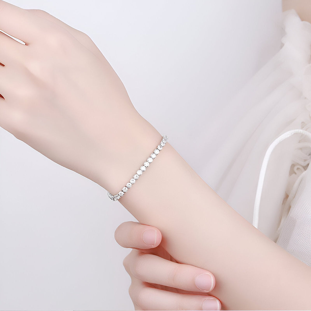Bracelet fin en titane argenté orné de petites pierres de zircon brillantes, style délicat féminin.