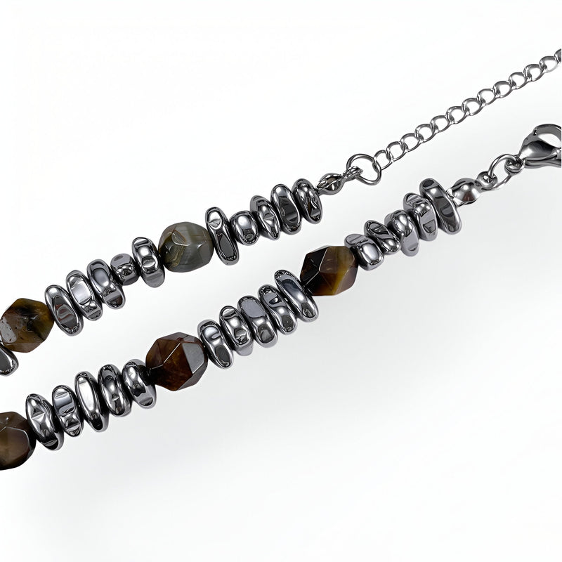 Bracelet pour homme en acier inoxydable avec perles œil de tigre marron et anneaux argentés.