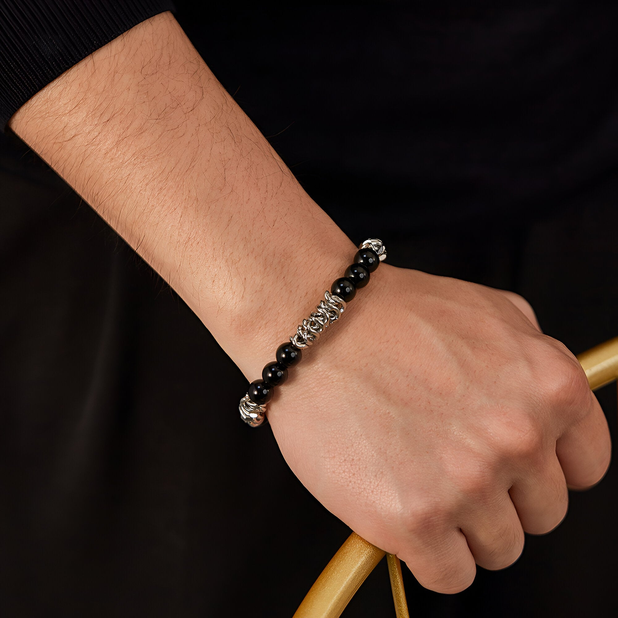 Bracelet homme en acier inoxydable argenté avec pierres d'agate noires brillantes et détails texturés.