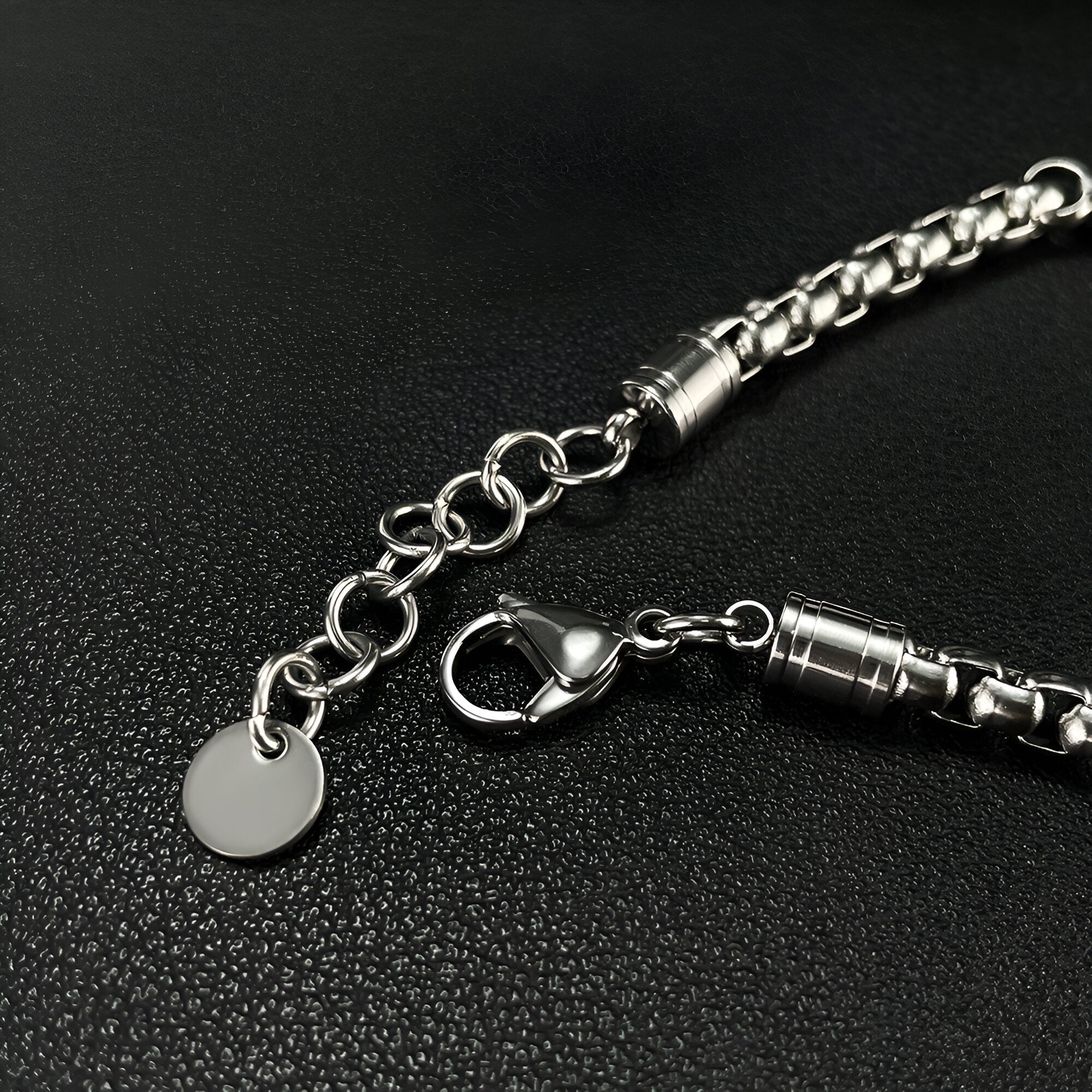 Bracelet homme en acier inoxydable argent avec maillons larges et pendentif rond lisse.