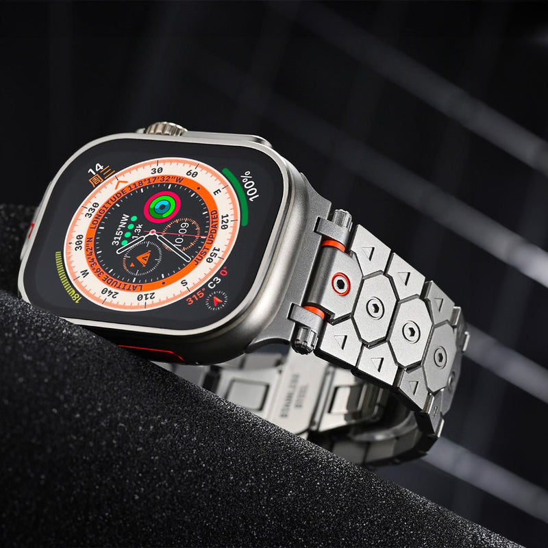 Bracelet ajustable en acier inoxydable argenté avec détails orange pour Apple Watch.