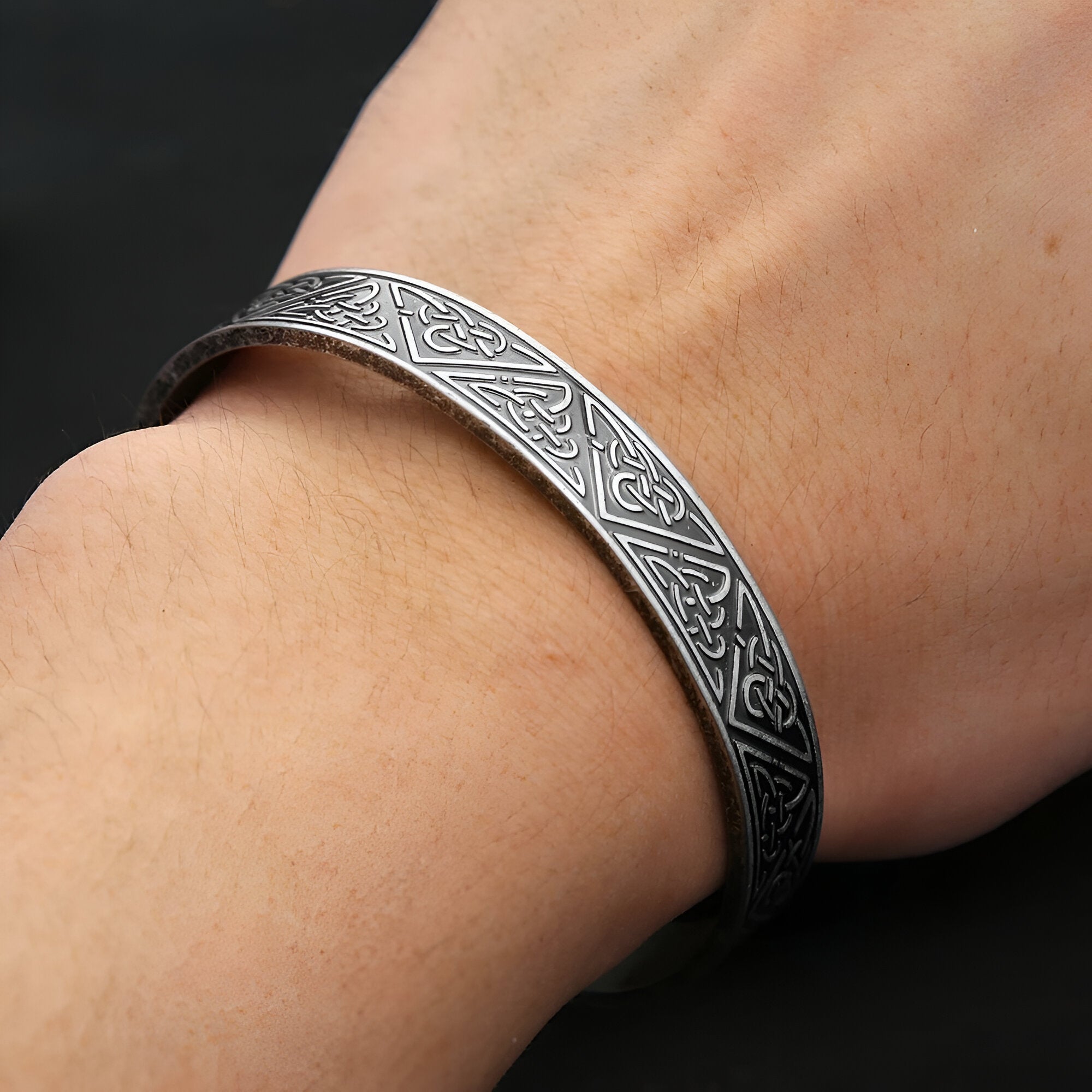 Bracelet argenté en acier inoxydable avec motifs celtiques gravés, design masculin Emilien.