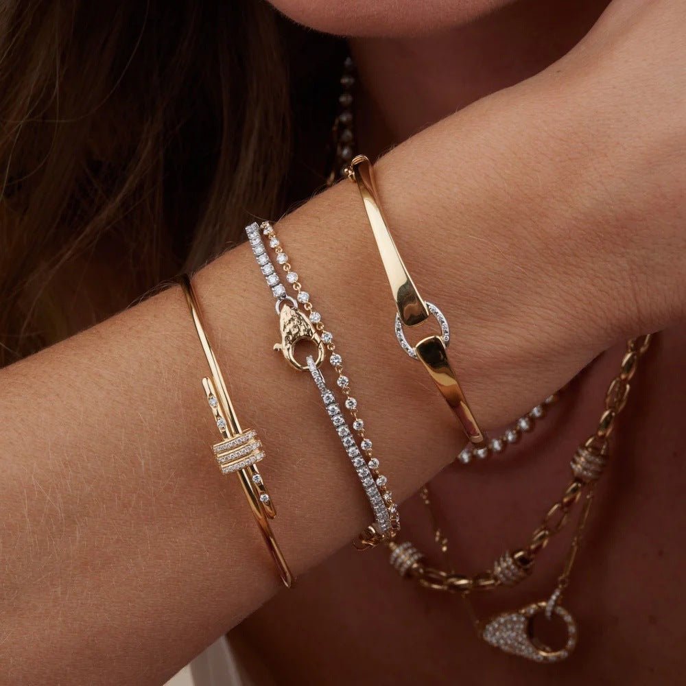 Bracelet en acier inoxydable orné de zircons, plaqué or 18 carats, fermeture mousqueton chic et travaillée, modèle Alethia - La Boutique du Bracelet