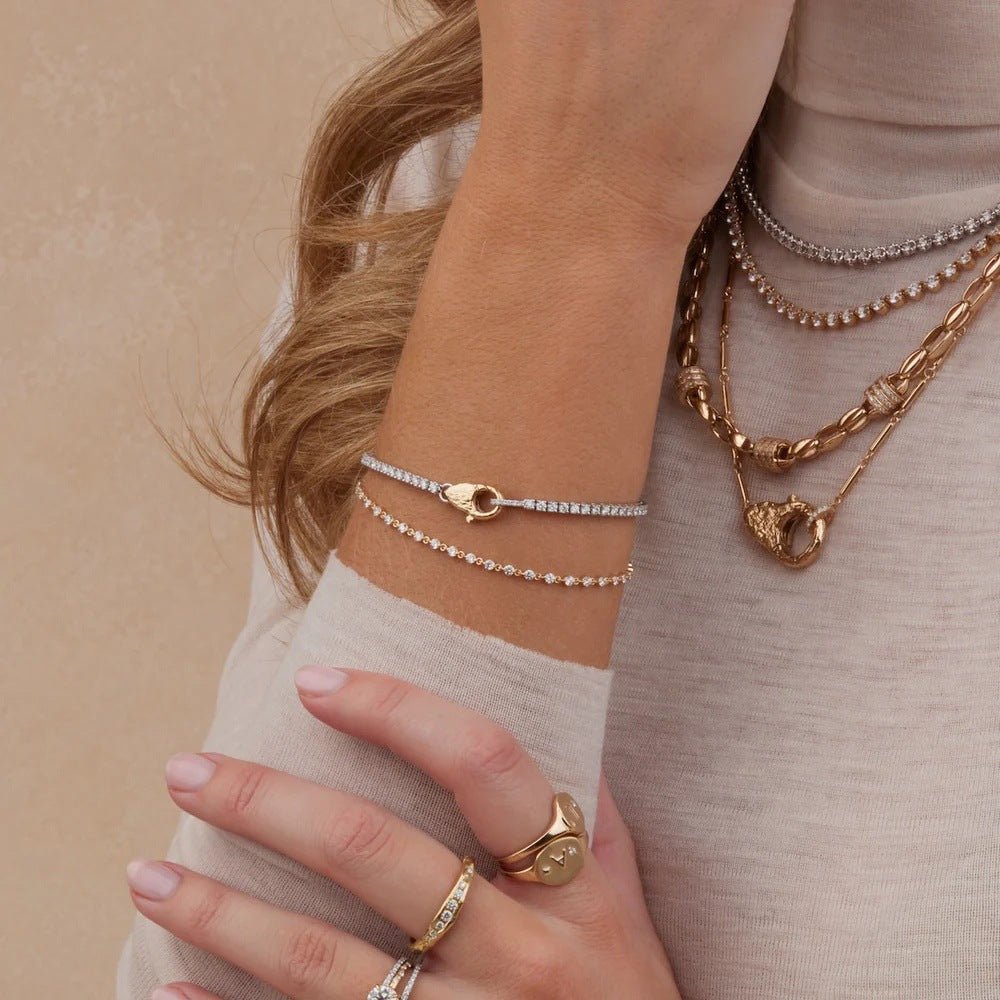 Bracelet en acier inoxydable orné de zircons, plaqué or 18 carats, fermeture mousqueton chic et travaillée, modèle Alethia - La Boutique du Bracelet
