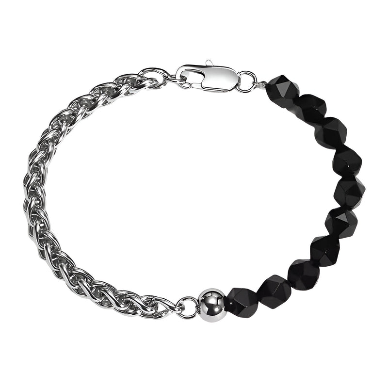 Bracelet mi-chaîne argentée tressée mi-perles noires facettées avec fermoir mousqueton.