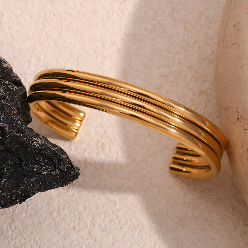 Bracelet jonc ouvert en acier inoxydable plaqué or 18 carats, trois anneaux lisses entrelacés, modèle Amaya.