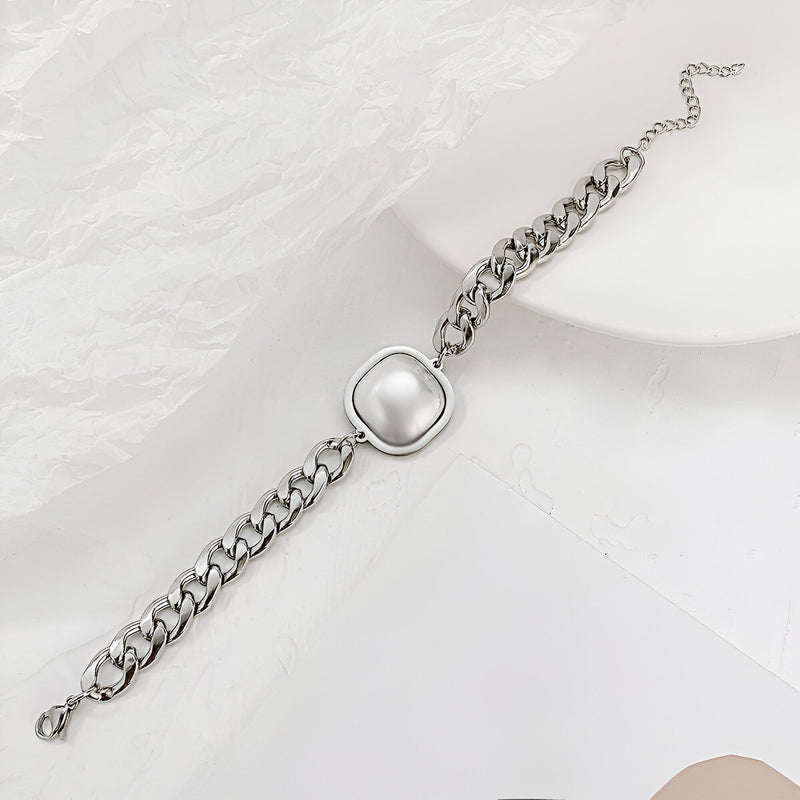 Bracelet en acier inoxydable argenté avec maillons larges et plaque centrale lisse et brillante pour homme.