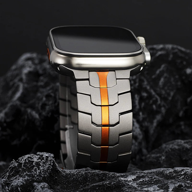 Bracelet solide en acier inoxydable gris avec bande orange pour Apple Watch, style high-tech ajustable.