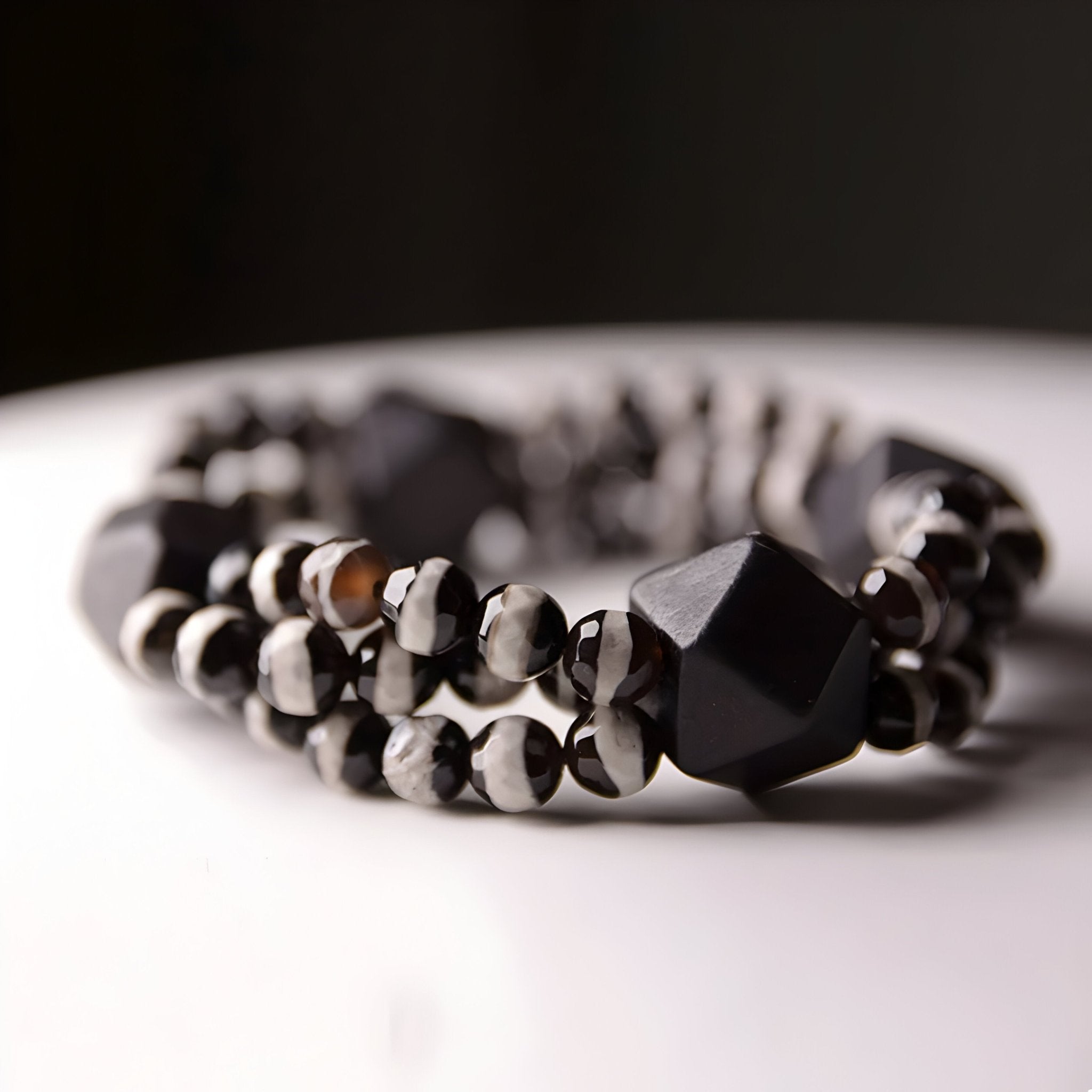 Bracelet mixte en agate noire et bois d'ébène avec perle facettée noire, style unique et naturel.