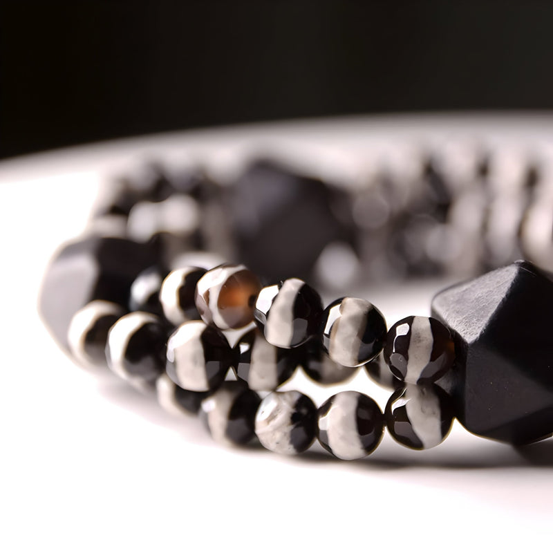 Bracelet mixte en agate noire facettée et bois d’ébène sculpté, finition polie.