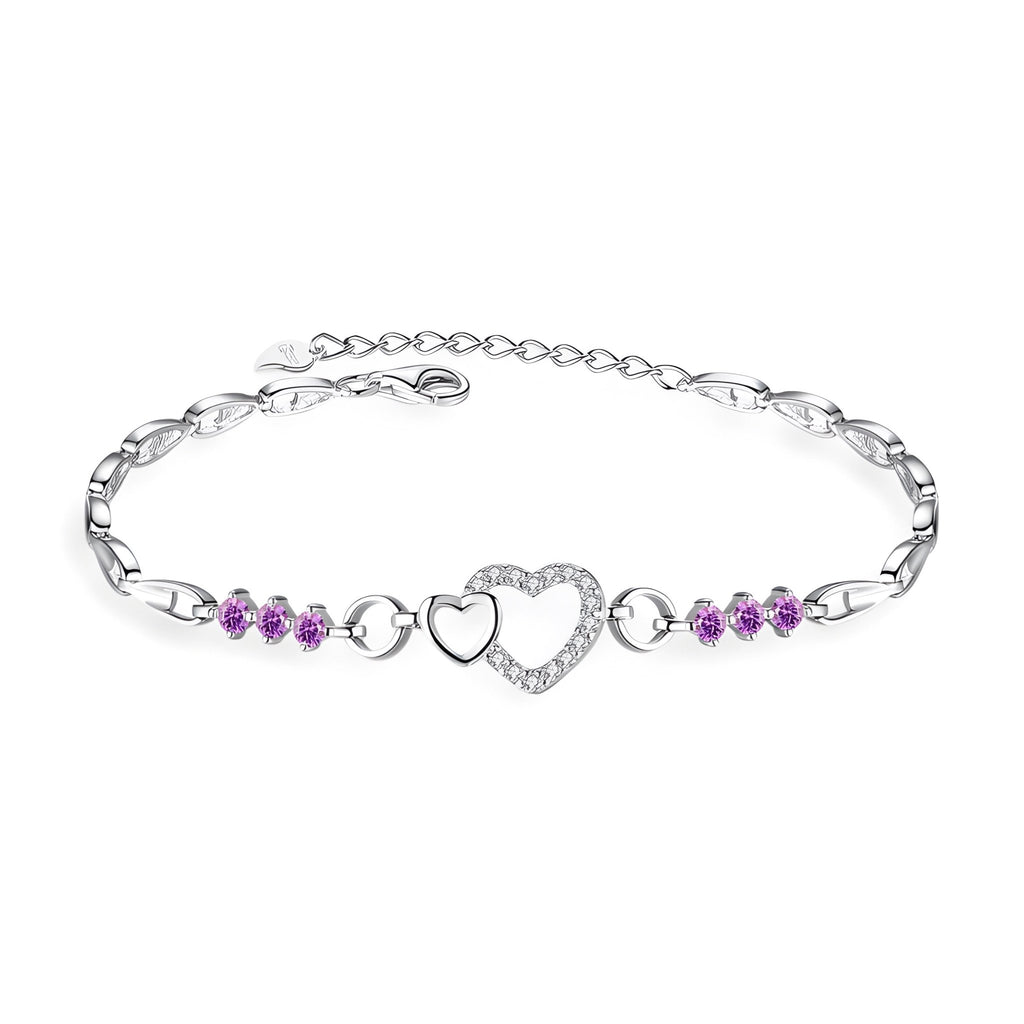 Bracelet en argent massif pour femme avec charms doubles cœurs et pierres violettes éclatantes.