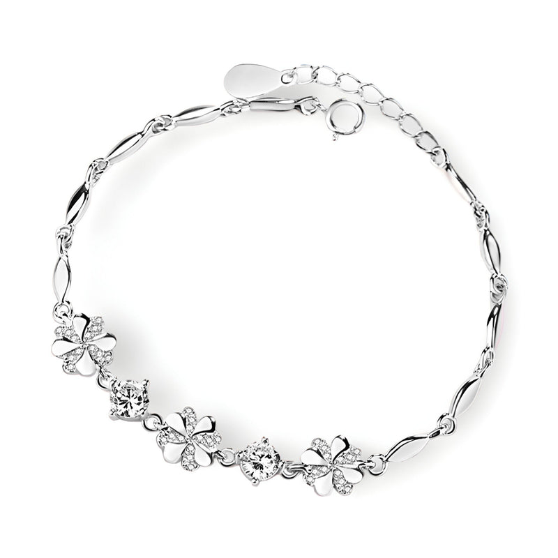 Bracelet en argent avec motifs de trèfles à quatre feuilles et chaîne fine réglable.