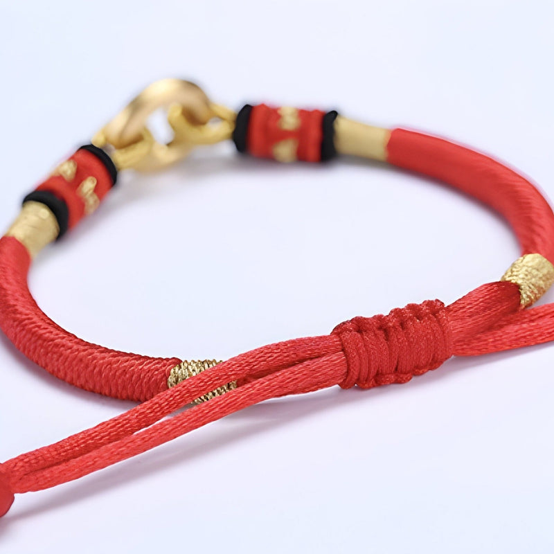 Bracelet rouge en argent sterling avec cercle doré et fermoir mousqueton élégant.