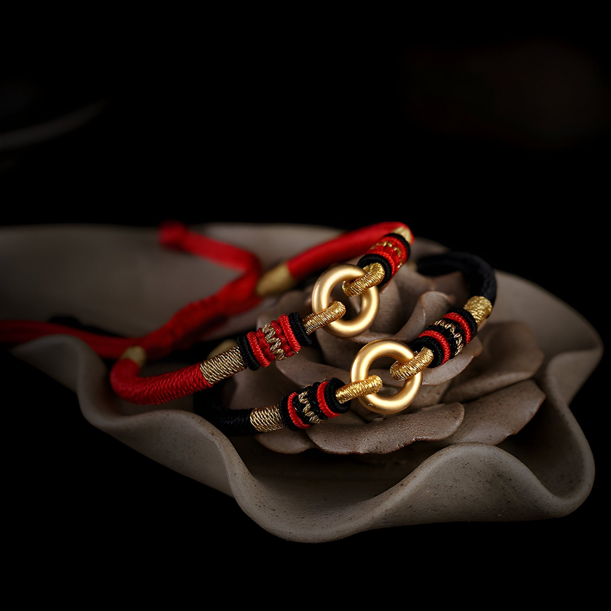 Bracelet femme en argent sterling avec cercle doré, cordon rouge et détails noirs et dorés.