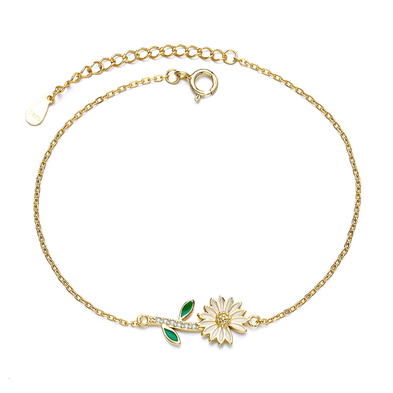 Bracelet fin en or avec pendentif marguerite détaillé et feuilles émaillées vertes.