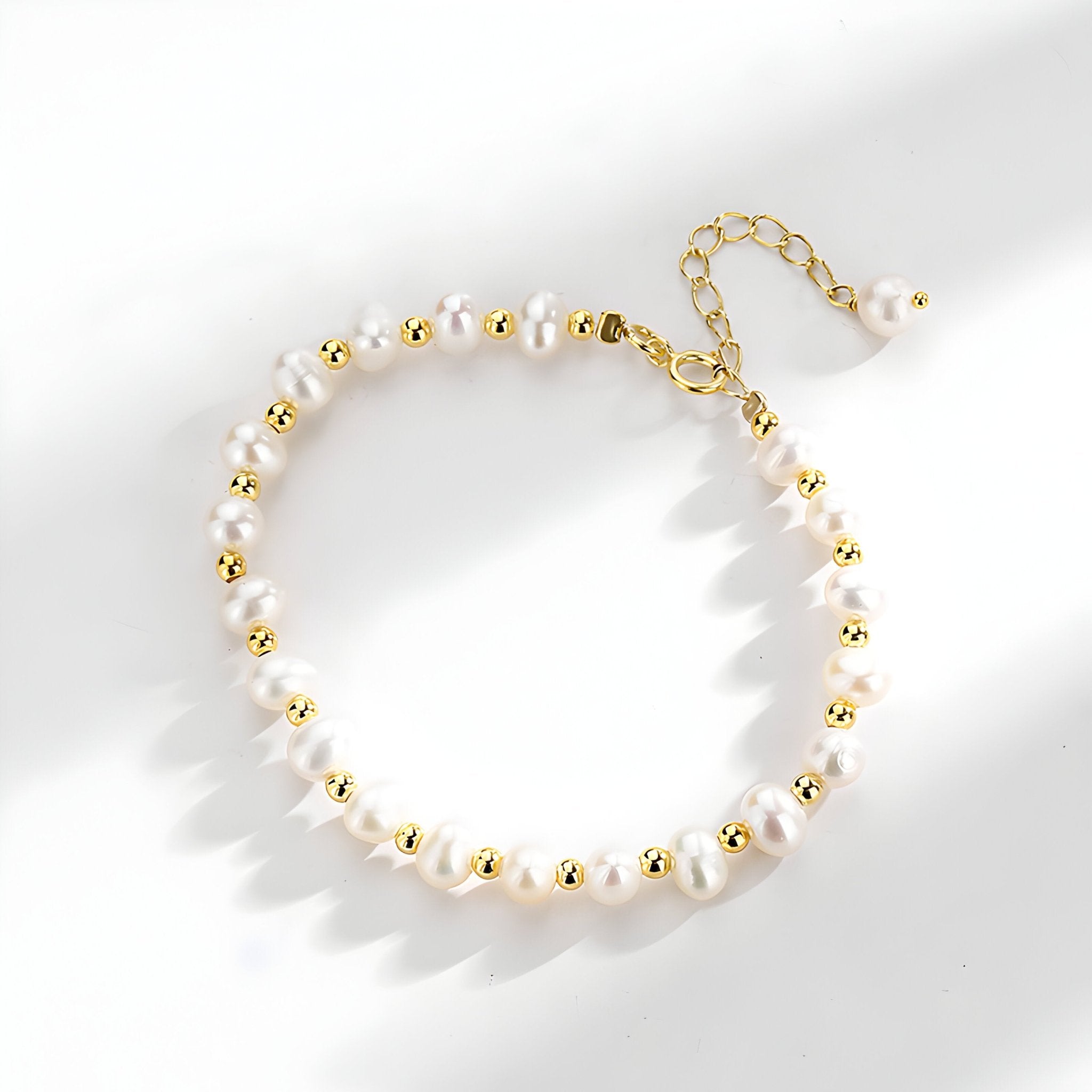 Bracelet femme perles naturelles blanches et mini boules en or, chaîne ajustable en argent sterling.