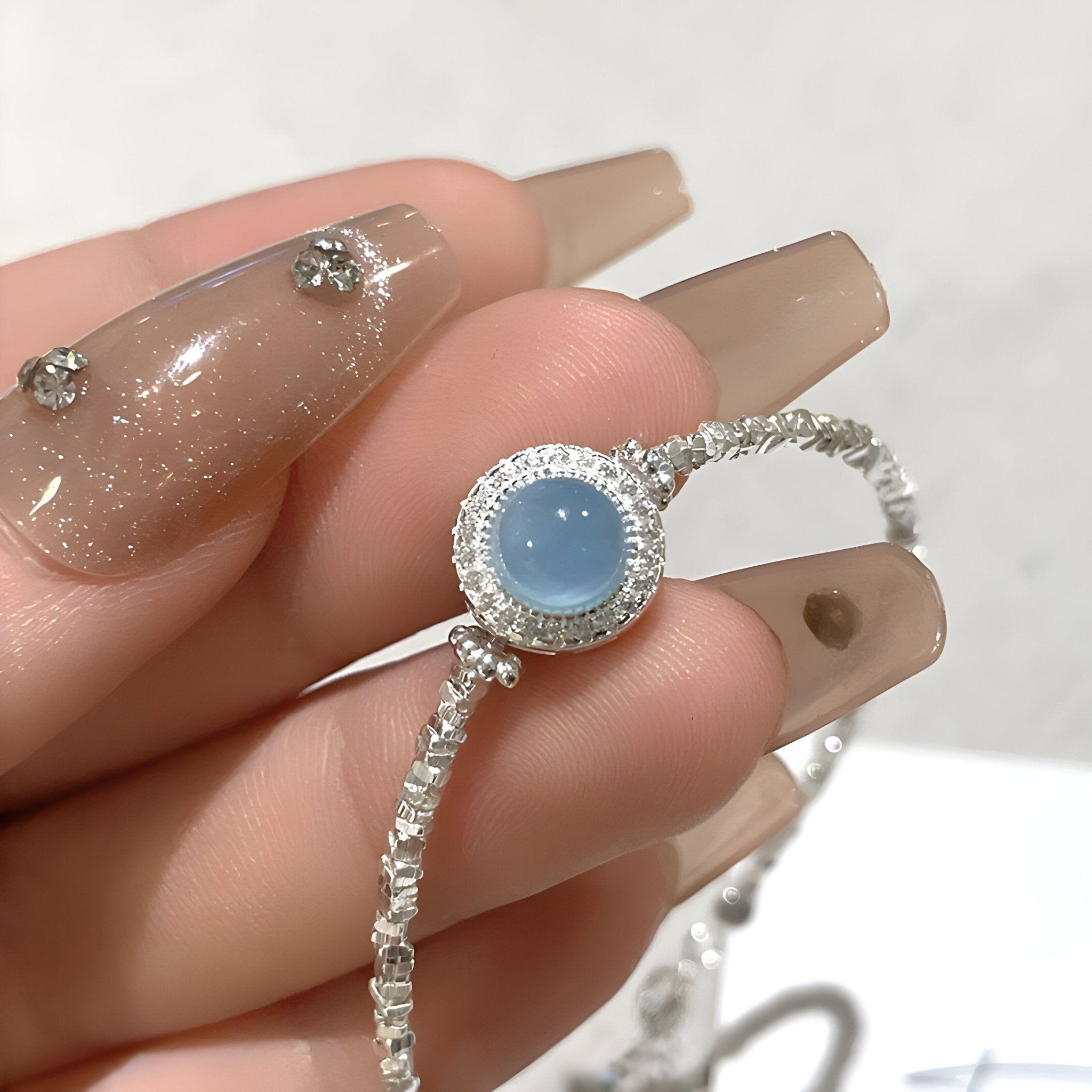 Bracelet en argent sterling avec pierre d'aigue-marine bleue ronde sertie de petits diamants élégants.