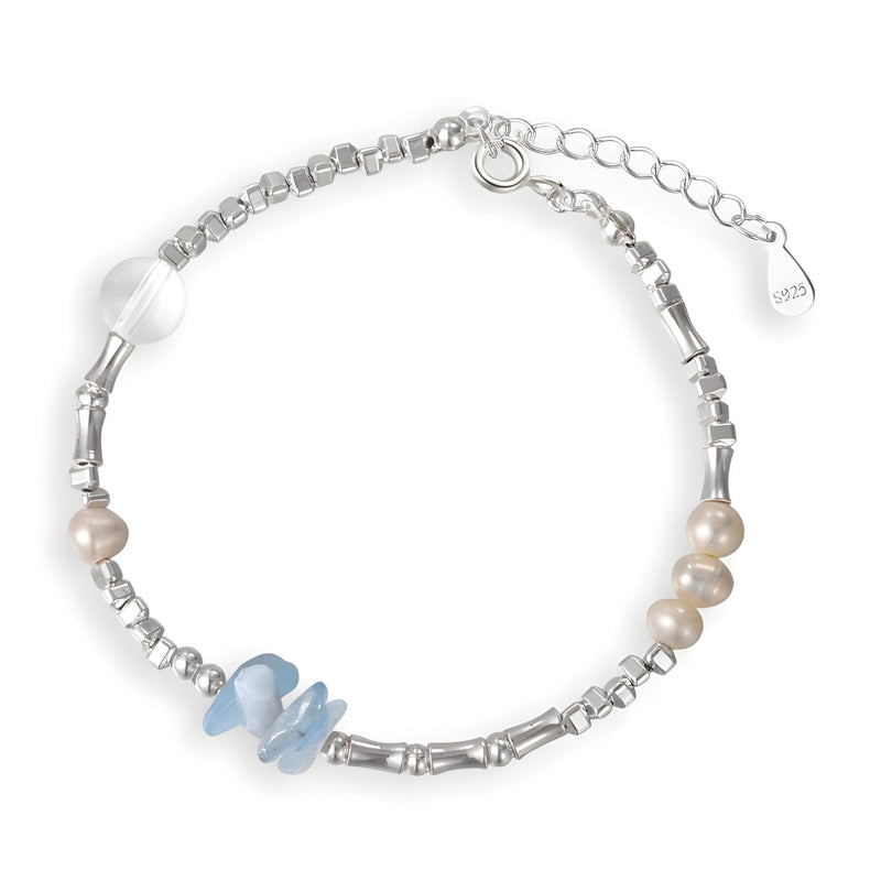 Bracelet en argent sterling avec pierres d'aigue-marine bleu pâle et perles naturelles crème, modèle délicat pour femme.
