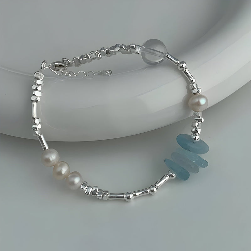 Bracelet en argent sterling avec pierres d'aigue-marine bleu clair et perles naturelles blanches fines.