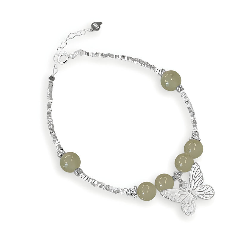 Bracelet argent sterling avec perles de jade vert clair et pendentif papillon délicat.