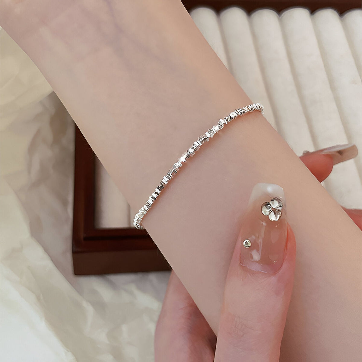 Bracelet fin en argent sterling avec petites perles brillantes, style élégant pour femme.