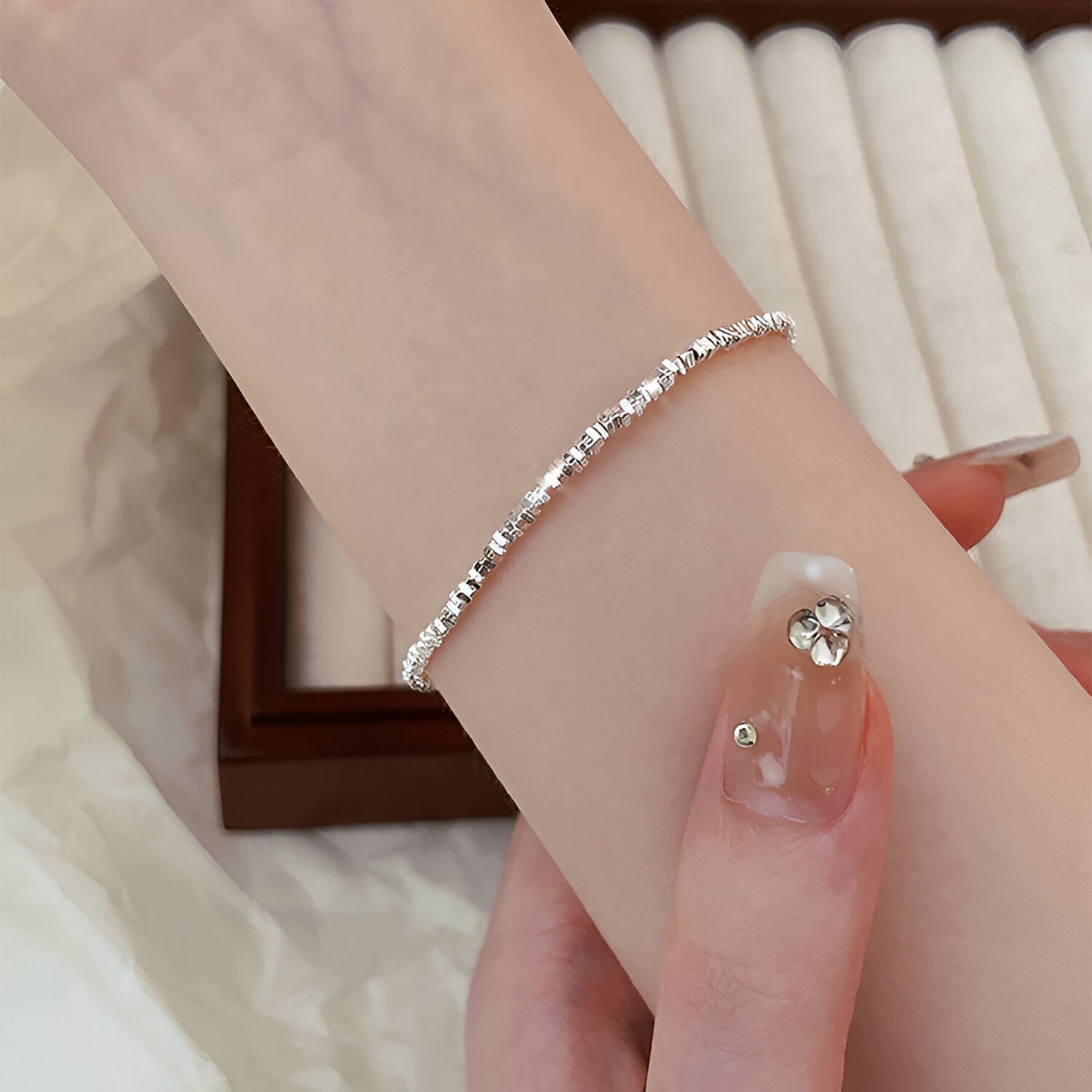 Bracelet fin en argent sterling avec petites perles brillantes, style élégant pour femme.