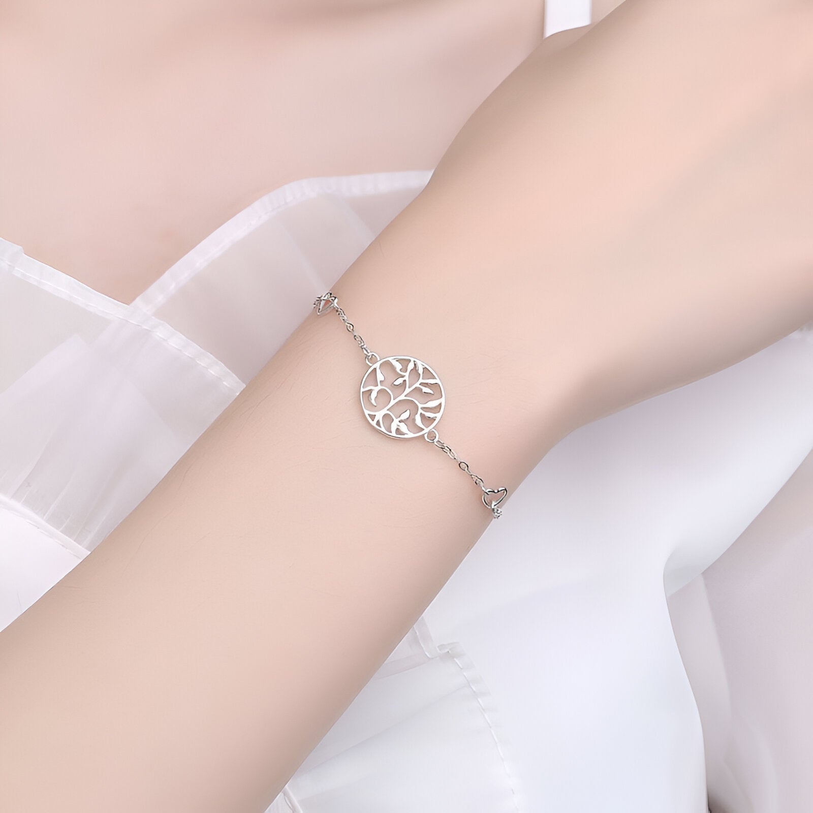 Bracelet femme en argent sterling avec pendentif arbre de vie ajouré fin et délicat.