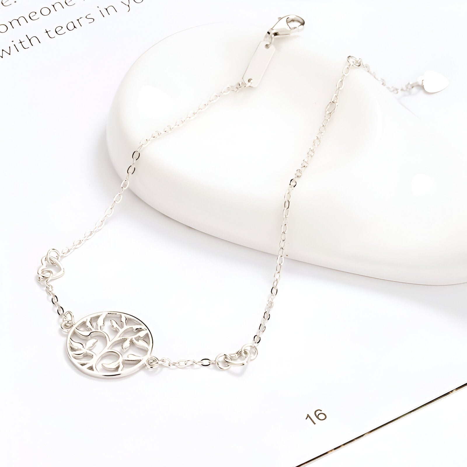 Bracelet fin en argent sterling avec pendentif arbre de vie délicat et chaîne ajustable.