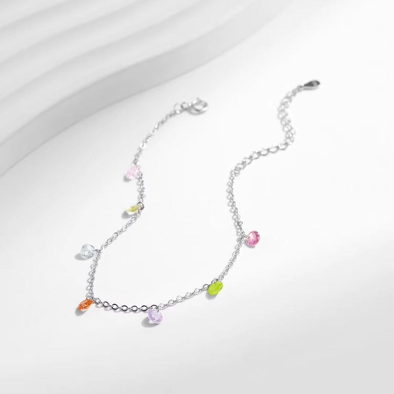 Bracelet en argent sterling avec chaînette et petits zircons multicolores en forme de goutte.