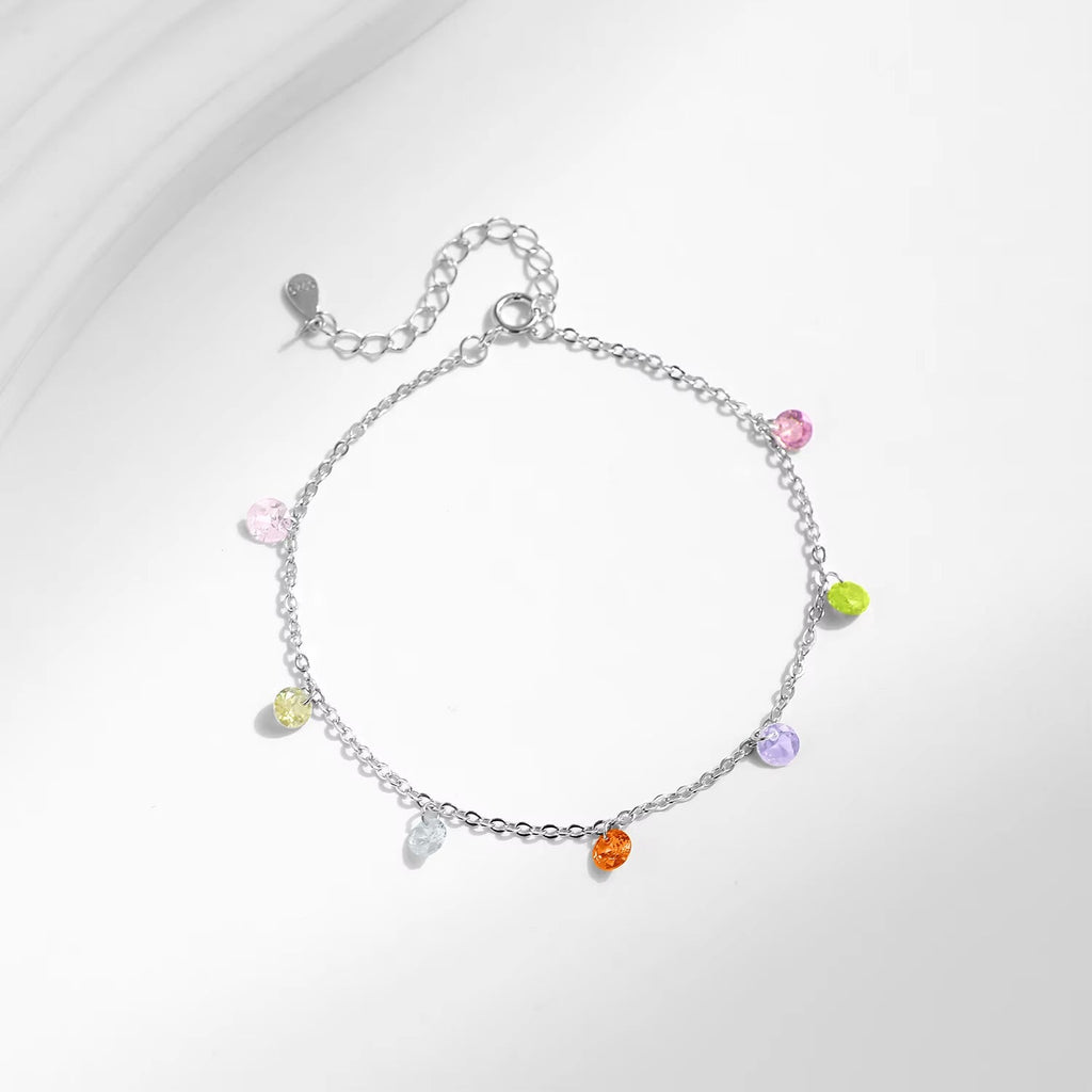 Bracelet en argent sterling avec pendentifs cœurs multicolores en zircon délicat.
