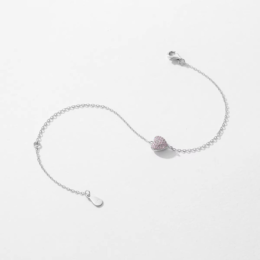 Bracelet en argent sterling fin avec charm cœur rose texturé et chaîne délicate ajustable.