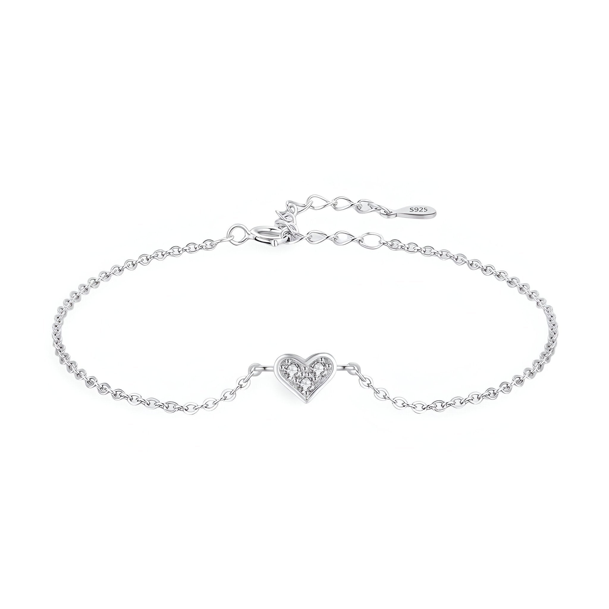 Bracelet fin en argent sterling avec pendentif cœur ajouré et détails délicats.