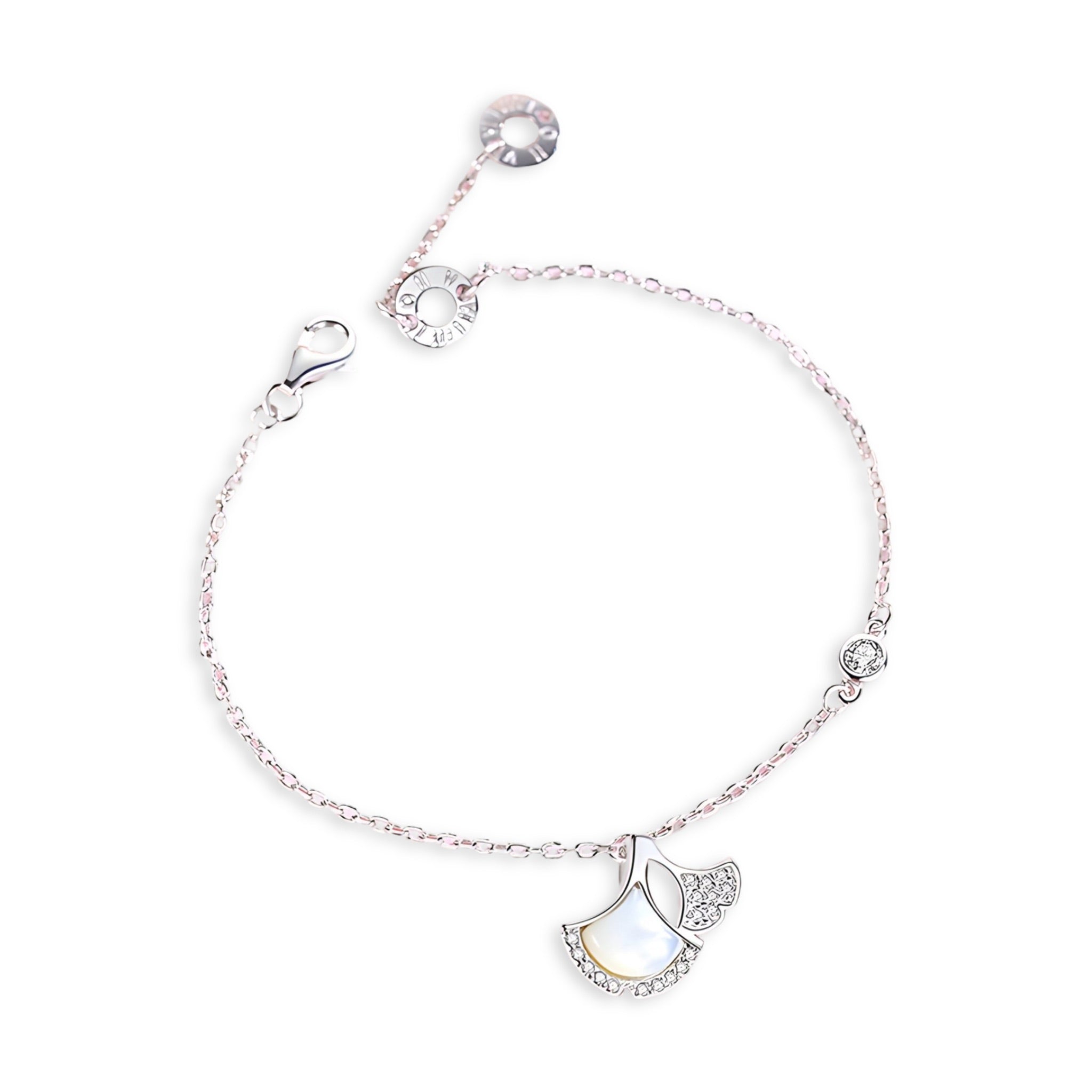 Bracelet fin en argent sterling avec chaînette ajustable et pendentif feuille de ginkgo délicate.