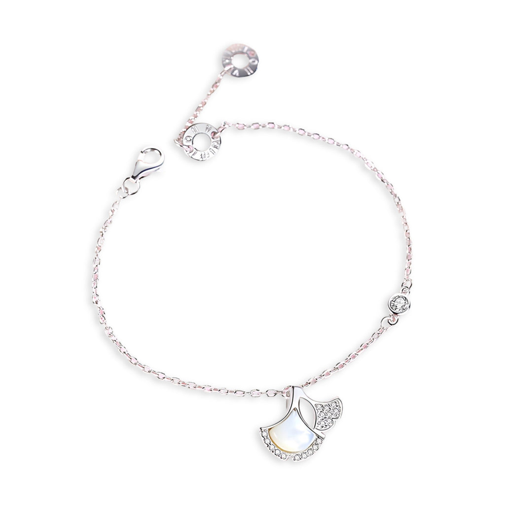 Bracelet fin en argent sterling avec chaînette ajustable et pendentif feuille de ginkgo délicate.