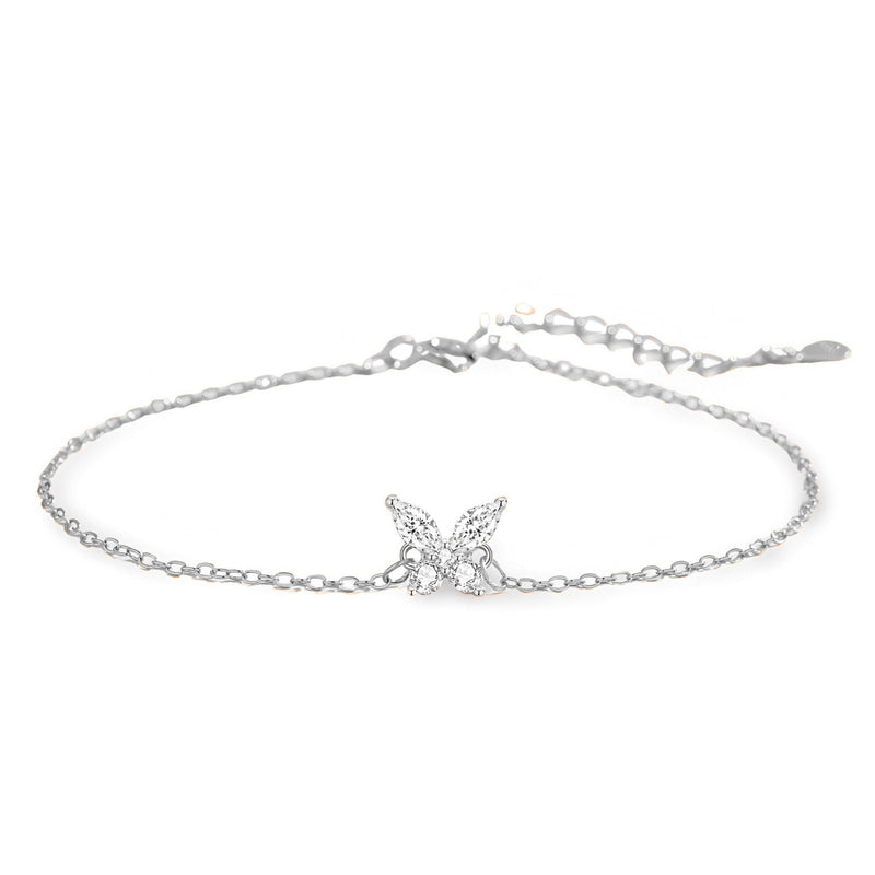 Bracelet fin en argent sterling avec charm papillon délicat au centre.