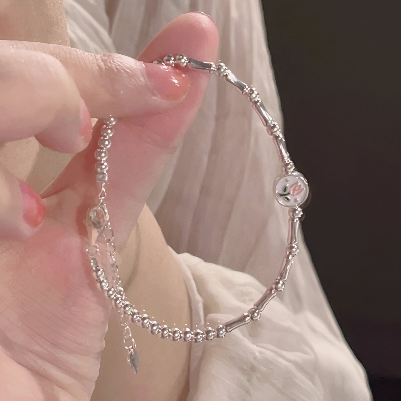 Bracelet en argent sterling fin avec charm tulipe gravé brillant et fermoir mousqueton.
