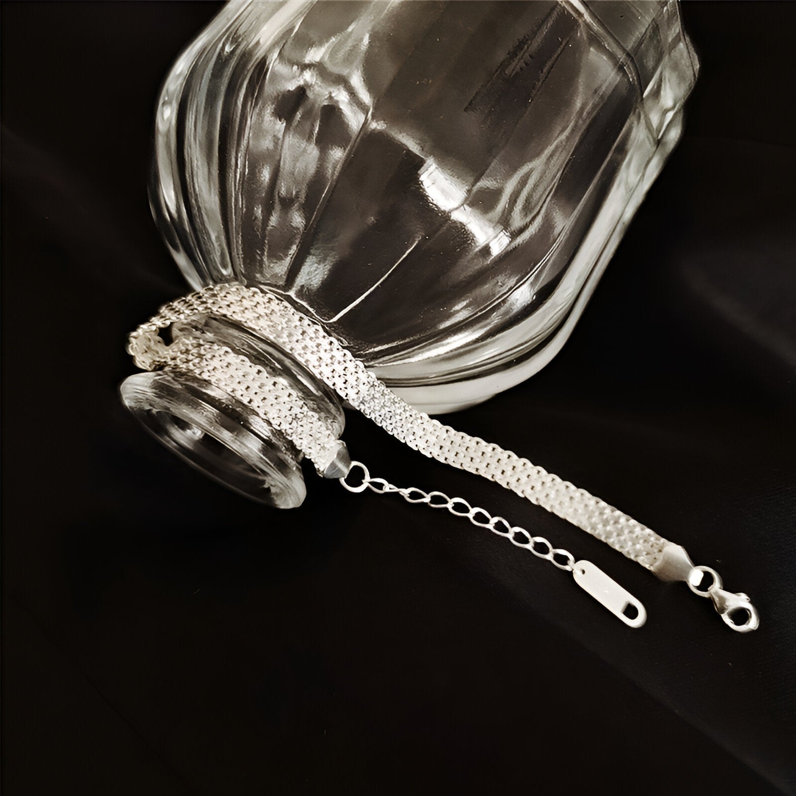 Bracelet tressé en argent sterling avec chaînette de réglage et fermoir mousqueton.