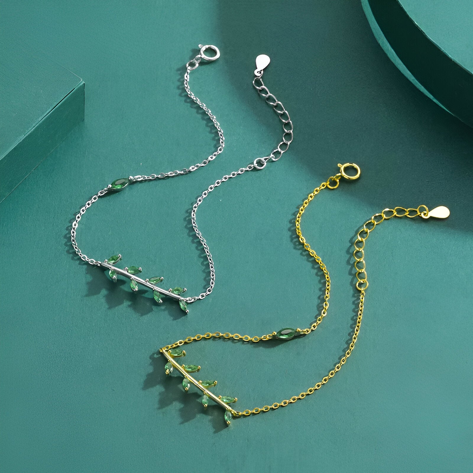 Bracelet en argent sterling avec pendentifs en forme de feuille verte scintillante et chaîne fine, modèle Arma.