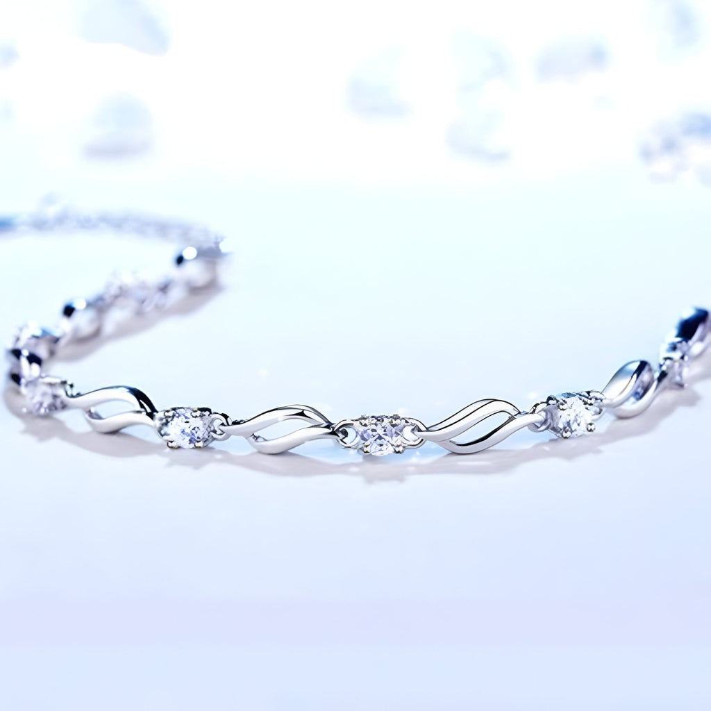 Bracelet ondulé en argent sterling avec petites pierres scintillantes, design délicat et élégant.