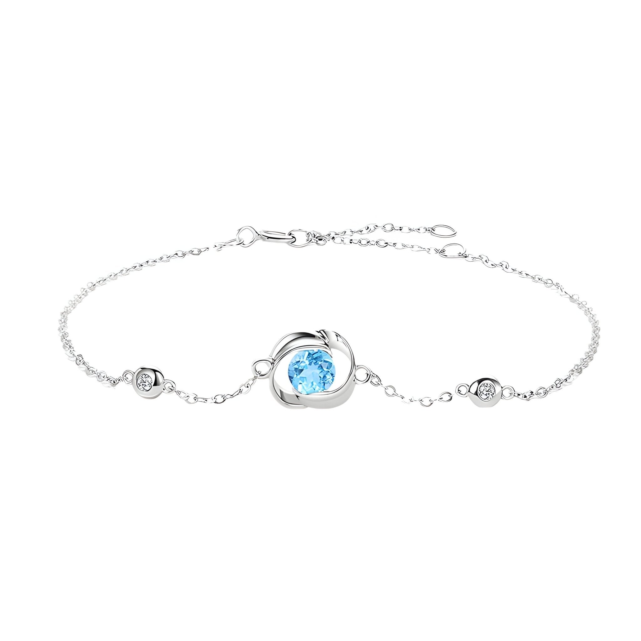 Bracelet fin en argent sterling avec pierre centrale ovale bleu clair et petits zircons blancs.