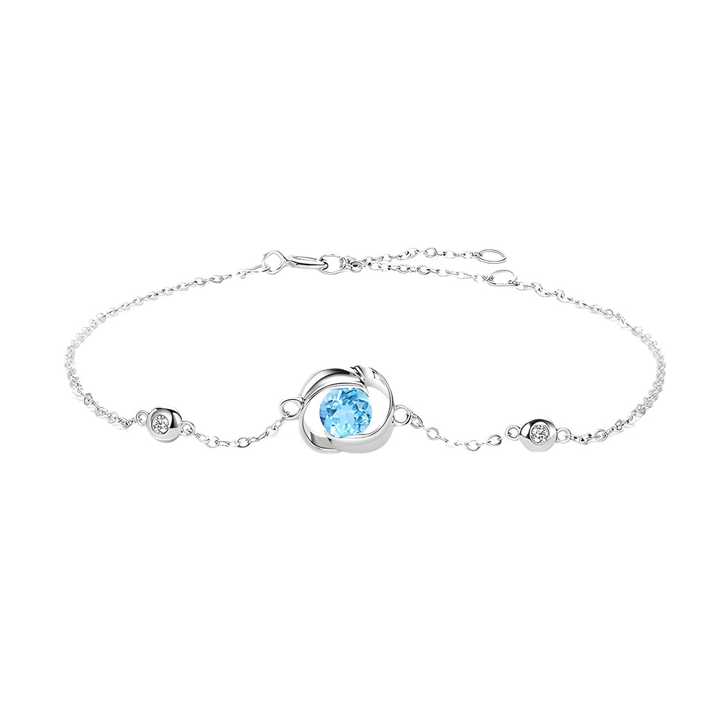 Bracelet fin en argent sterling avec pierre centrale ovale bleu clair et petits zircons blancs.