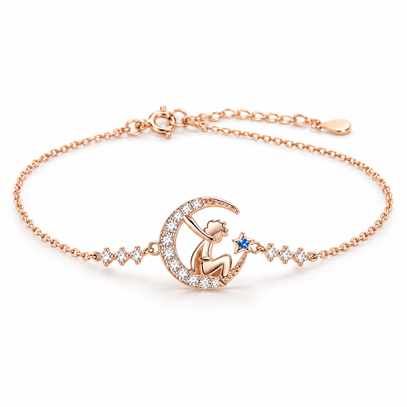 Bracelet Isabeau or rosé Petit Prince et étoile bleue, posé de face sur fond blanc
