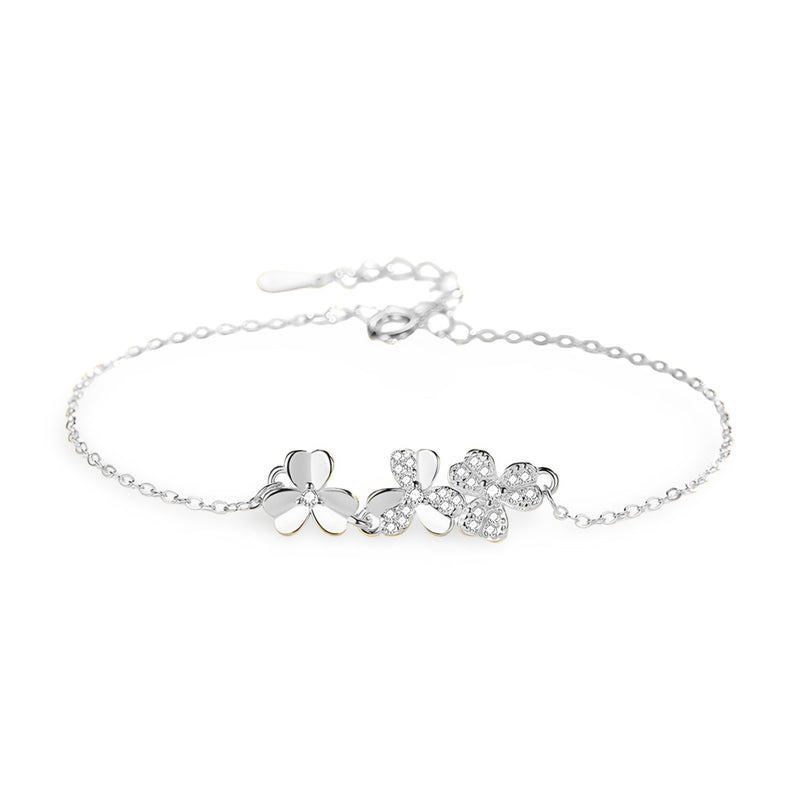 Bracelet fin en argent sterling avec motif trèfle à trois feuilles délicat et chaîne ajustable.