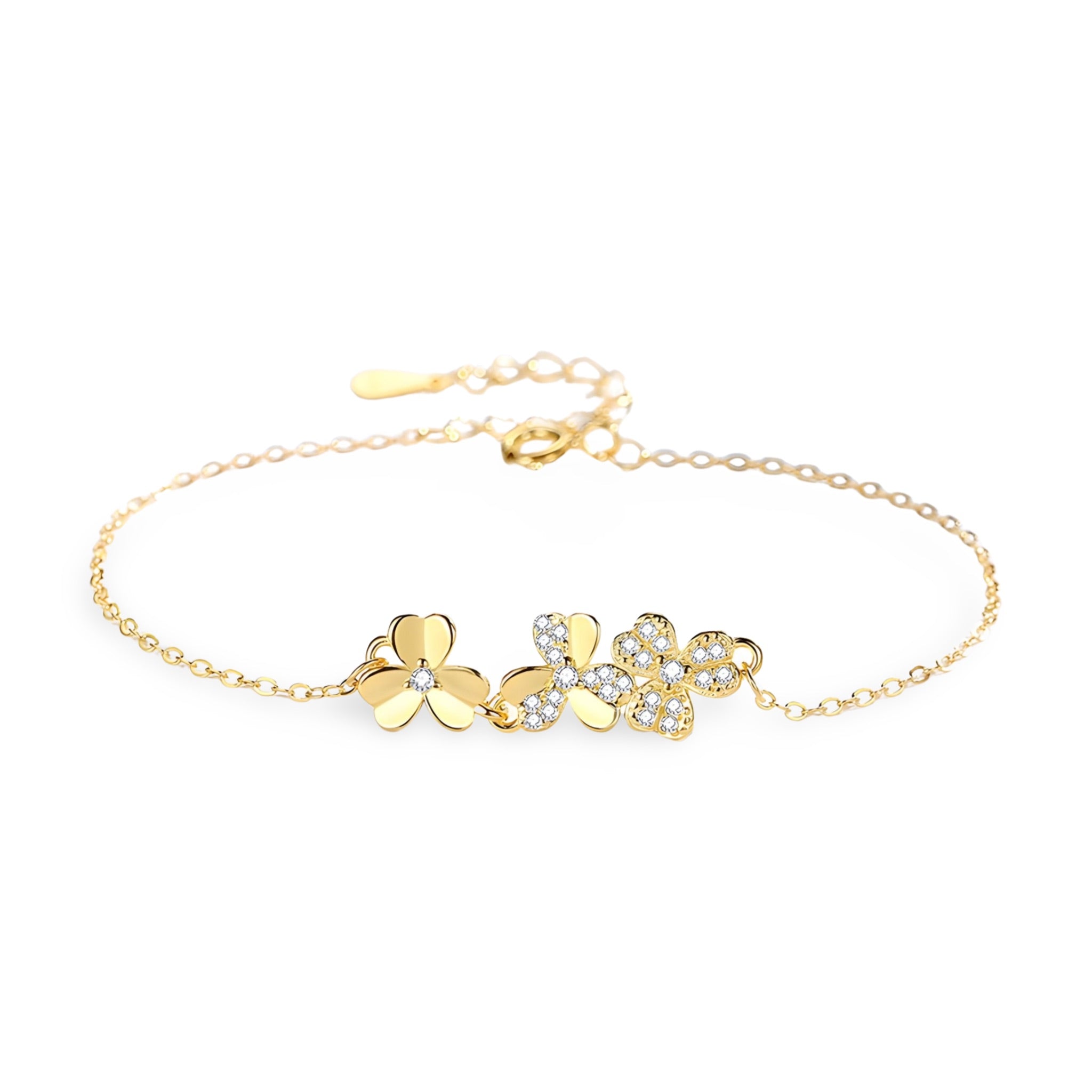 Bracelet en or avec pendentifs trèfle à trois feuilles, chaîne fine et fermoir ajustable.