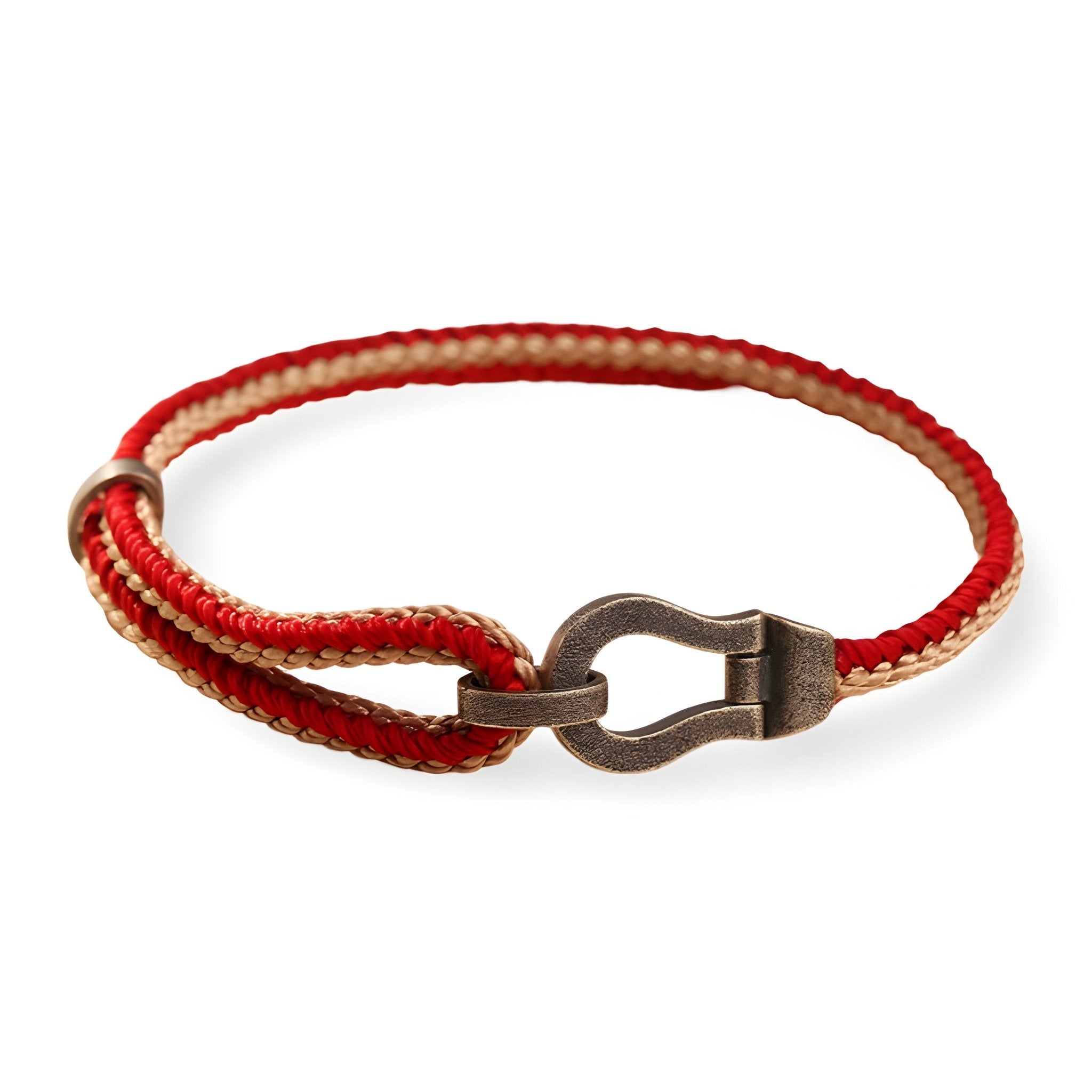 Bracelet fin en argent sterling avec cordon rouge tressé et fermoir fer à cheval patiné.