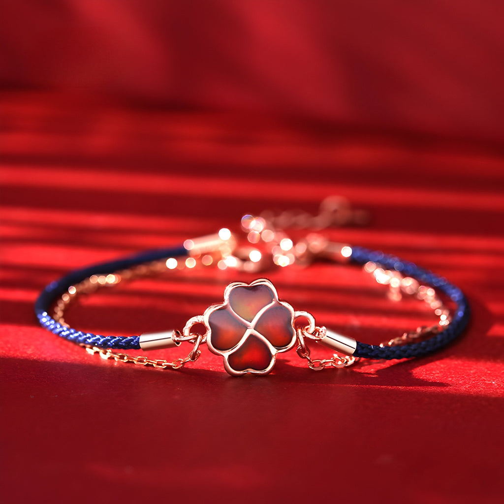 Bracelet en argent sterling avec trèfle à 4 feuilles changeant de couleur sur cordon bleu brillant.