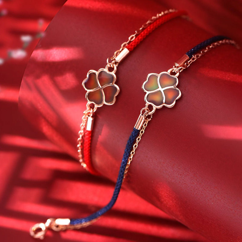 Bracelet en argent sterling avec pendentif trèfle à 4 feuilles changeant de couleur, chaîne rouge et bleue.