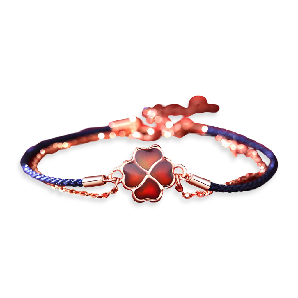 Bracelet en argent sterling avec trèfle à 4 feuilles rouge et cordon bleu ajustable.