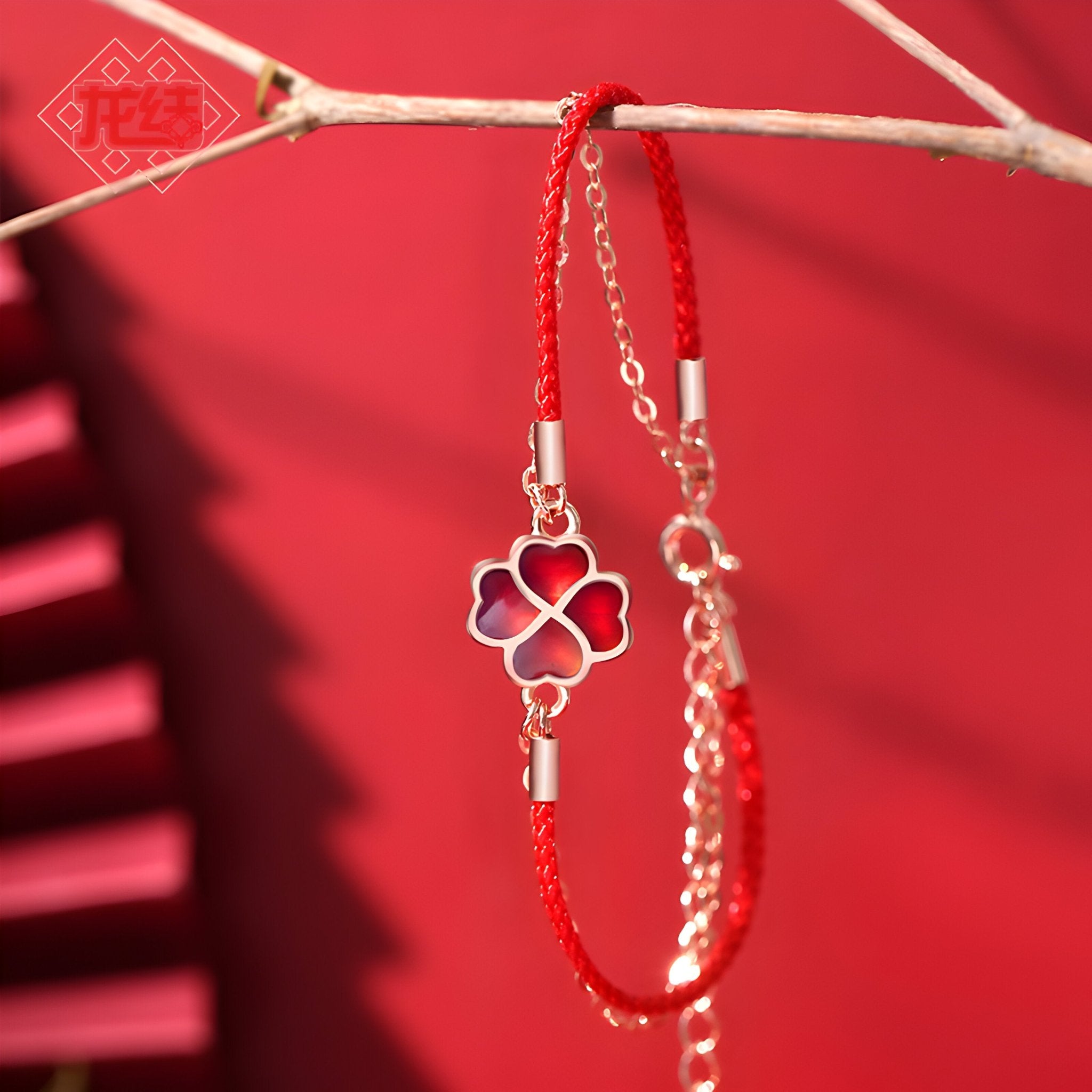 Bracelet en argent sterling avec trèfle à 4 feuilles rouge au centre, cordon rouge ajustable.
