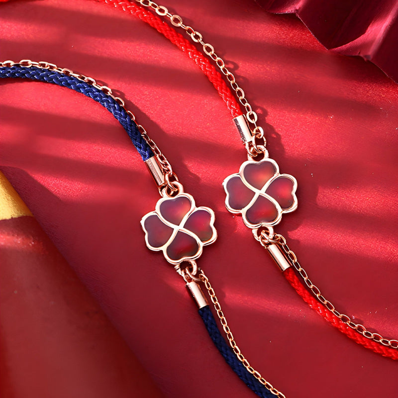 Bracelet en argent sterling avec trèfle à 4 feuilles changeant de couleur, chaîne fine rouge et bleue.